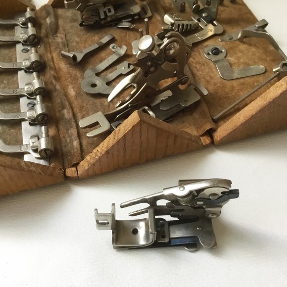 Antique Singer Wooden Fold Out Puzzle Box and Sewing Machine Attachments - Picture 10 of 12